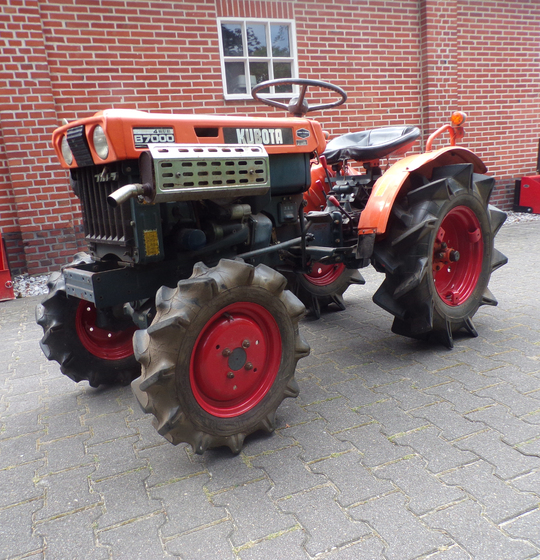 Kubota B7000