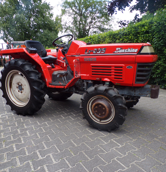 Kubota L1-235