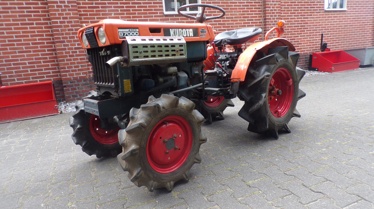 Kubota B7000