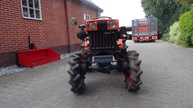 Kubota B7000