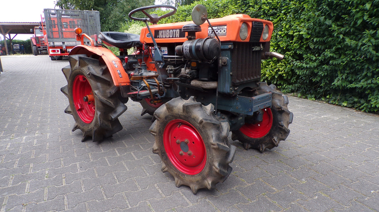 Kubota B7000
