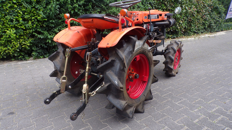 Kubota B7000