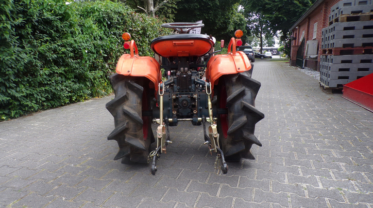 Kubota B7000