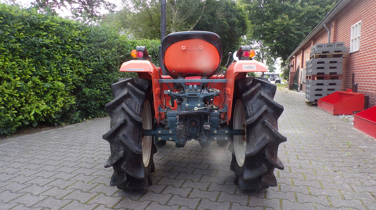 Kubota B1502