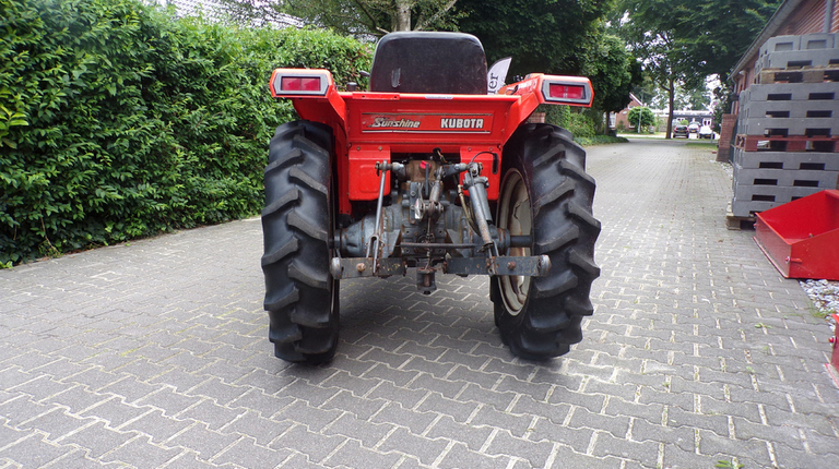 Kubota L1-235