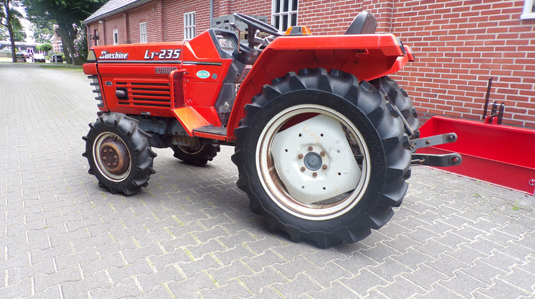 Kubota L1-235