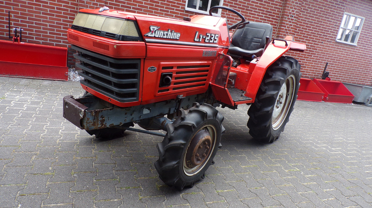 Kubota L1-235