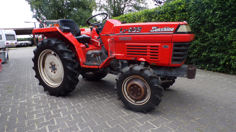 Kubota L1-235