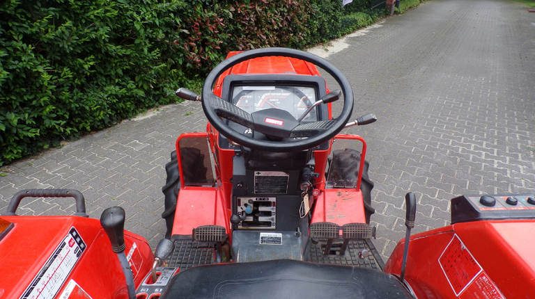 Kubota L1-235