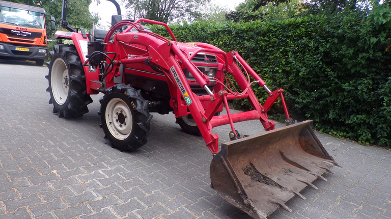 Mitsubishi MT245 met voorlader, al vanaf €105,- per maand.