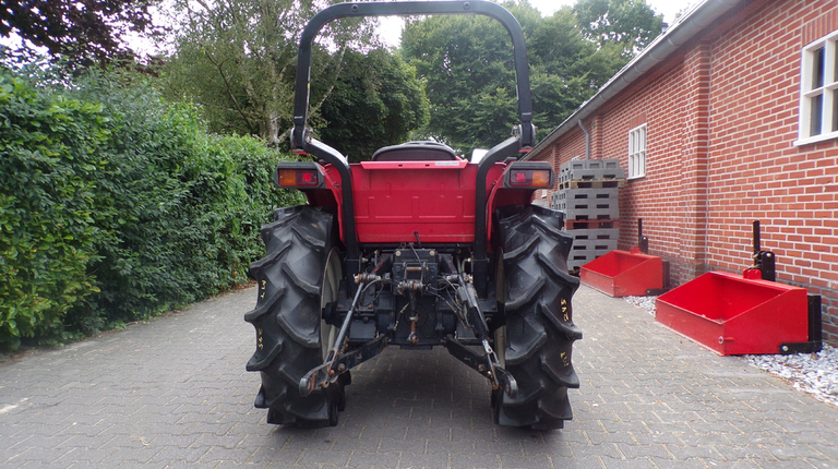 Mitsubishi MT245 met voorlader, al vanaf €105,- per maand.