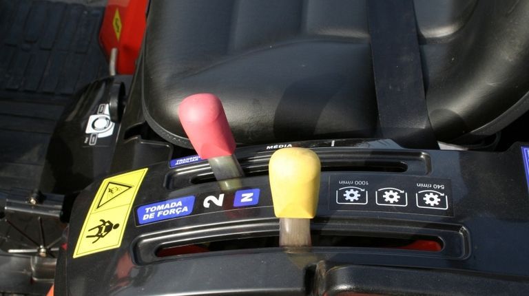 Hinomoto HM3025 met voorlader