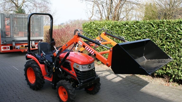 Hinomoto HM3025 met voorlader