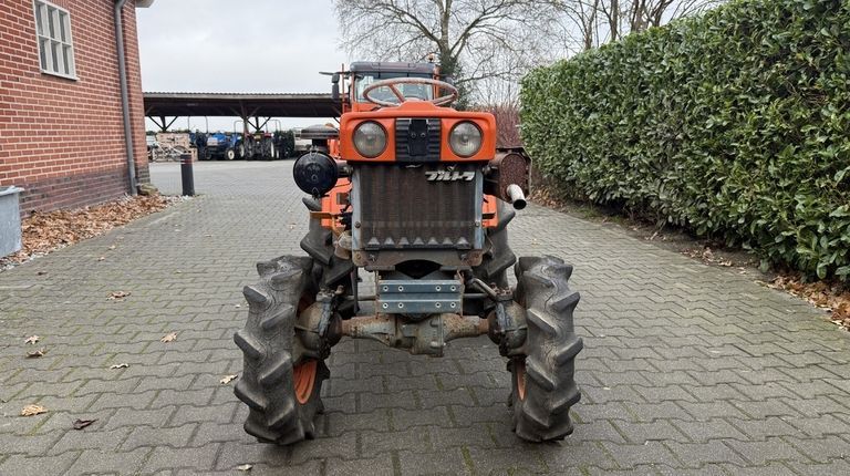 Kubota B7000
