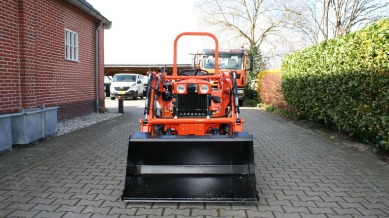 Kubota B7000 met voorlader af €95,-p/m