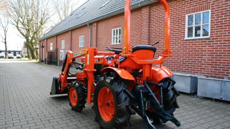 Kubota B7000 met voorlader af €95,-p/m