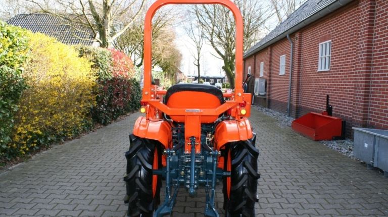 Kubota B7000 met voorlader af €95,-p/m