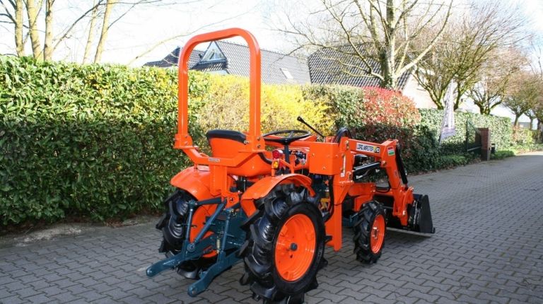 Kubota B7000 met voorlader af €95,-p/m