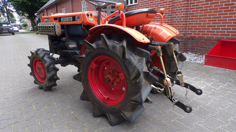 Kubota B7000