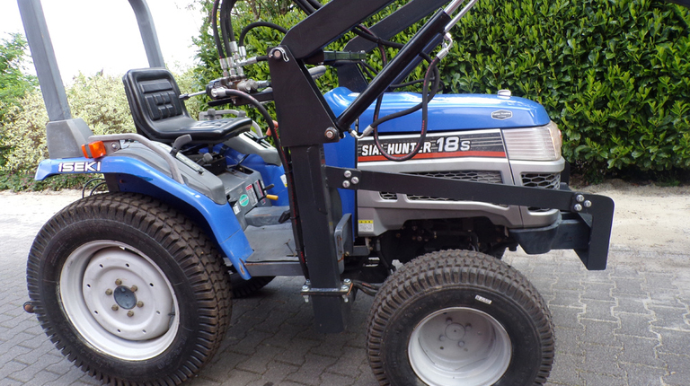 Iseki Sial Hunter 18S met voorlader