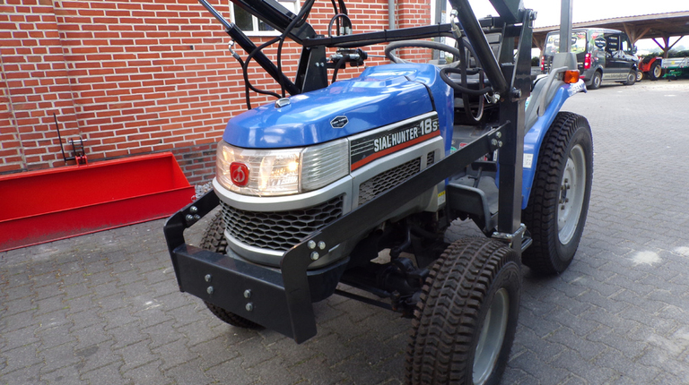 Iseki Sial Hunter 18S met voorlader