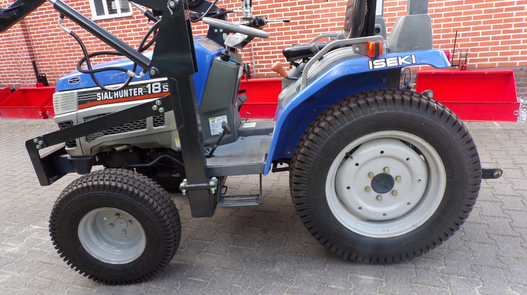 Iseki Sial Hunter 18S met voorlader
