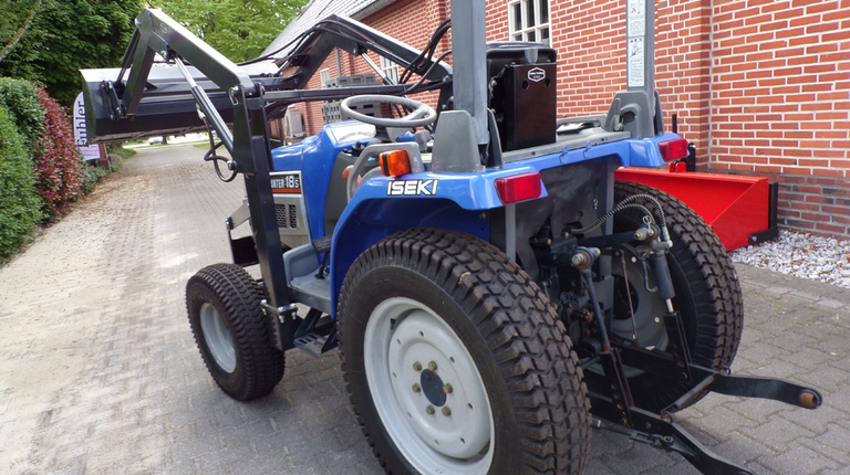 Iseki Sial Hunter 18S met voorlader