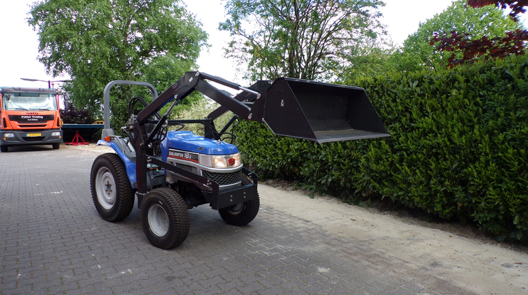 Iseki Sial Hunter 18S met voorlader