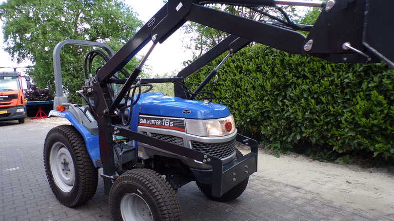 Iseki Sial Hunter 18S met voorlader