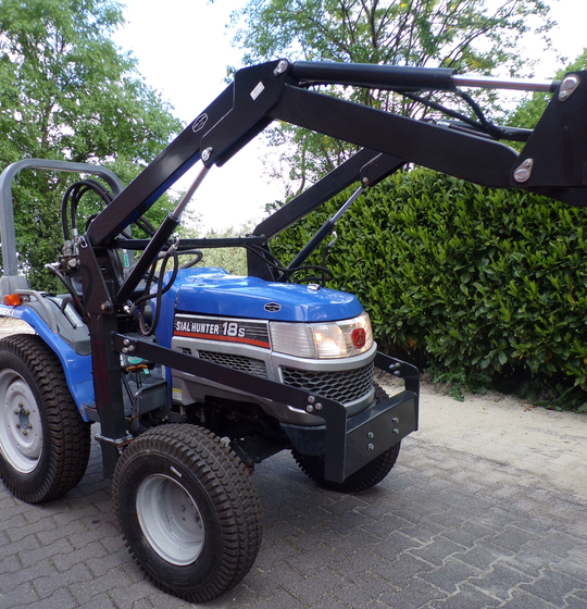 Iseki Sial Hunter 18S met voorlader